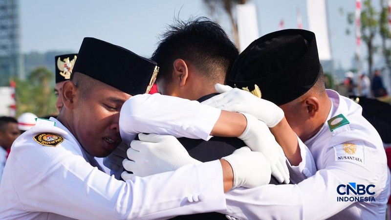 Sejumlah Pasukan Pengibar Bendera Pusaka (Paskibraka) berjalan usai sukses mengibarkan bendera pada Upacara HUT ke-81 Kemerdekaan RI di Plaza Seremoni IKN, Penajam Paser Utara, Kalimantan Timur, Senin (17/8/2026). (CNBC Indonesia/Tias Budiarto)