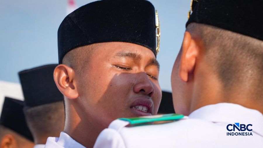 Sejumlah Pasukan Pengibar Bendera Pusaka (Paskibraka) melangkah usai sukses mengibarkan bendera pada Upacara HUT ke-81 Kemerdekaan RI di Plaza Seremoni IKN, Penajam Paser Utara, Kalimantan Timur, Senin (17/8/2026).