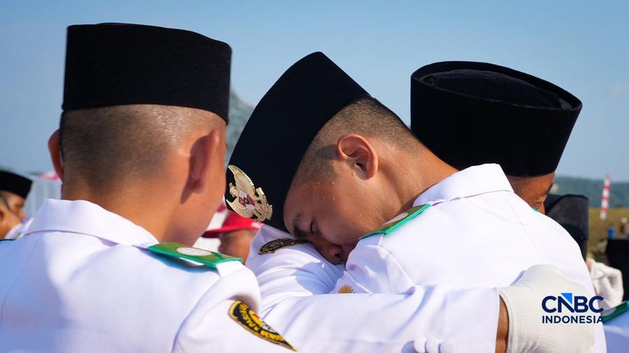 Sejumlah Pasukan Pengibar Bendera Pusaka (Paskibraka) melangkah usai sukses mengibarkan bendera pada Upacara HUT ke-81 Kemerdekaan RI di Plaza Seremoni IKN, Penajam Paser Utara, Kalimantan Timur, Senin (17/8/2026).