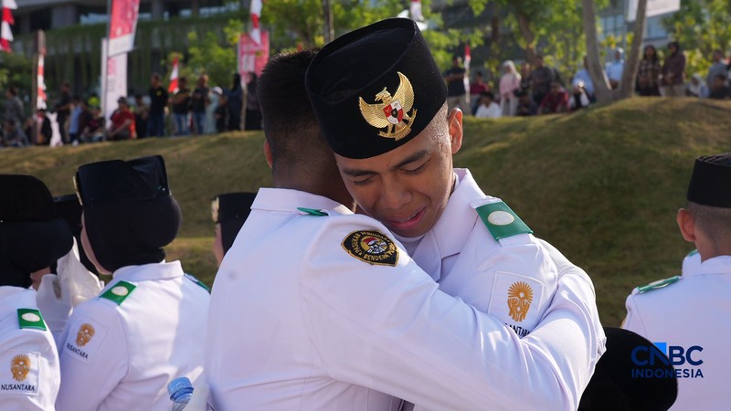 Sejumlah Pasukan Pengibar Bendera Pusaka (Paskibraka) berjalan usai sukses mengibarkan bendera pada Upacara HUT ke-81 Kemerdekaan RI di Plaza Seremoni IKN, Penajam Paser Utara, Kalimantan Timur, Senin (17/8/2026). (CNBC Indonesia/Tias Budiarto)