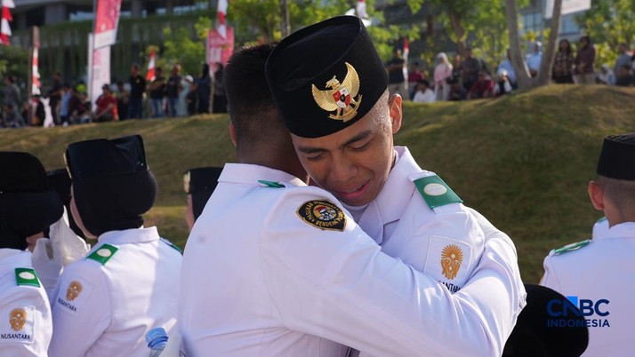Sejumlah Pasukan Pengibar Bendera Pusaka (Paskibraka) berjalan usai sukses mengibarkan bendera pada Upacara HUT ke-81 Kemerdekaan RI di Plaza Seremoni IKN, Penajam Paser Utara, Kalimantan Timur, Senin (17/8/2026). (CNBC Indonesia/Tias Budiarto)