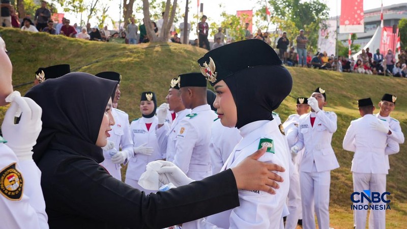 Sejumlah Pasukan Pengibar Bendera Pusaka (Paskibraka) berjalan usai sukses mengibarkan bendera pada Upacara HUT ke-81 Kemerdekaan RI di Plaza Seremoni IKN, Penajam Paser Utara, Kalimantan Timur, Senin (17/8/2026).