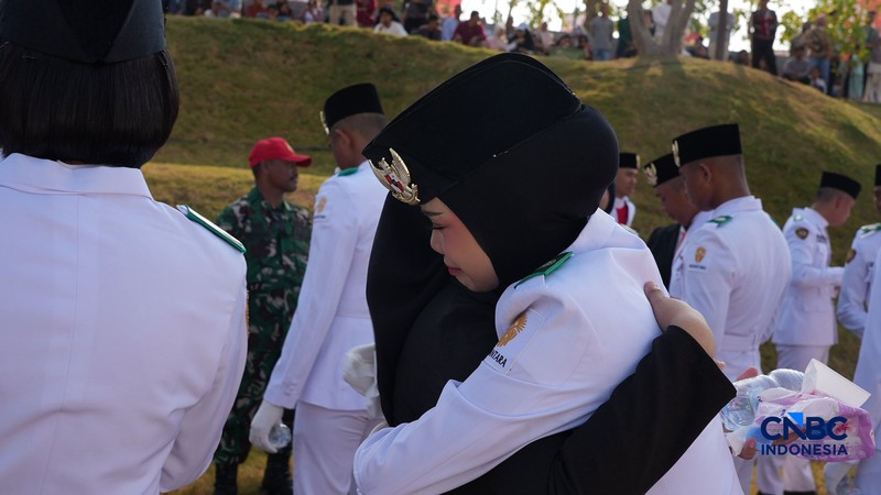 Sejumlah Pasukan Pengibar Bendera Pusaka (Paskibraka) berjalan usai sukses mengibarkan bendera pada Upacara HUT ke-81 Kemerdekaan RI di Plaza Seremoni IKN, Penajam Paser Utara, Kalimantan Timur, Senin (17/8/2026). (CNBC Indonesia/Tias Budiarto)