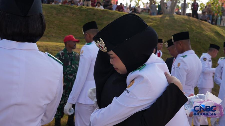 Sejumlah Pasukan Pengibar Bendera Pusaka (Paskibraka) melangkah usai sukses mengibarkan bendera pada Upacara HUT ke-81 Kemerdekaan RI di Plaza Seremoni IKN, Penajam Paser Utara, Kalimantan Timur, Senin (17/8/2026).