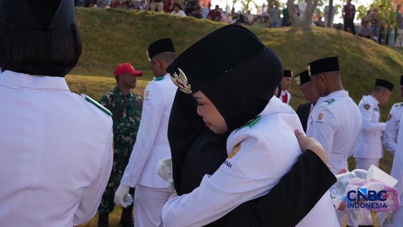 Sejumlah Pasukan Pengibar Bendera Pusaka (Paskibraka) berjalan usai sukses mengibarkan bendera pada Upacara HUT ke-81 Kemerdekaan RI di Plaza Seremoni IKN, Penajam Paser Utara, Kalimantan Timur, Senin (17/8/2026).