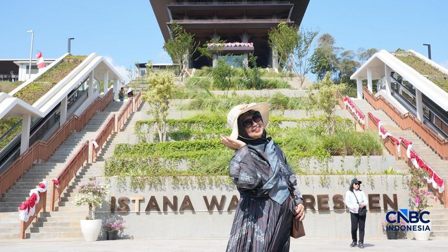 Seorang ibu berpose saat mengunjungi Istana Wakil Presiden di Ibu Kota Nusantara, Kalimantan Timur, Sabtu (15/8/2026). (CNBC Indonesia/Tias Budiarto)