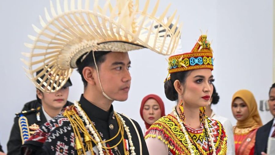 Wakil Presiden (Wapres) Gibran Rakabuming dan Ibu Selvi Gibran Rakabuming menghadiri Upacara Peringatan Detik-Detik Proklamasi di halaman Istana Merdeka, Jakarta, pada Senin (17/08/2026). Didampingi kedua putra-putrinya, Wapres dan Ibu Selvi nampak m