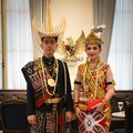Wakil Presiden (Wapres) Gibran Rakabuming dan Ibu Selvi Gibran Rakabuming menghadiri Upacara Peringatan Detik-Detik Proklamasi di halaman Istana Merdeka, Jakarta, pada Senin (17/08/2026). Didampingi kedua putra-putrinya, Wapres dan Ibu Selvi nampak m
