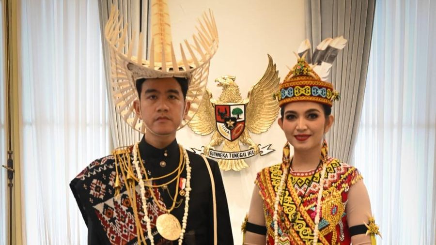 Wakil Presiden (Wapres) Gibran Rakabuming dan Ibu Selvi Gibran Rakabuming menghadiri Upacara Peringatan Detik-Detik Proklamasi di halaman Istana Merdeka, Jakarta, pada Senin (17/08/2026). Didampingi kedua putra-putrinya, Wapres dan Ibu Selvi nampak m