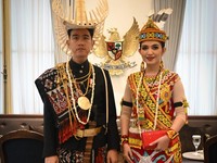 Wakil Presiden (Wapres) Gibran Rakabuming dan Ibu Selvi Gibran Rakabuming menghadiri Upacara Peringatan Detik-Detik Proklamasi di halaman Istana Merdeka, Jakarta, pada Senin (17/08/2026). Didampingi kedua putra-putrinya, Wapres dan Ibu Selvi nampak m