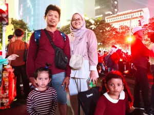 Antusias Warga Nonton Karnaval HUT RI di Patung Kuda, Ada yang Bawa Kursi Lipat