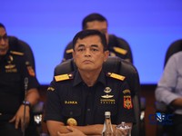 Direktur Jenderal Bea dan Cukai, Djaka Budhi Utama saat menghadiri konferensi pers Penindakan Ekspor 22 Kg Emas Batangan di Kantor Pusat Bea Cukai, Jakarta, Selasa (18/8/2026). (CNBC Indonesia/Faisal Rahman)