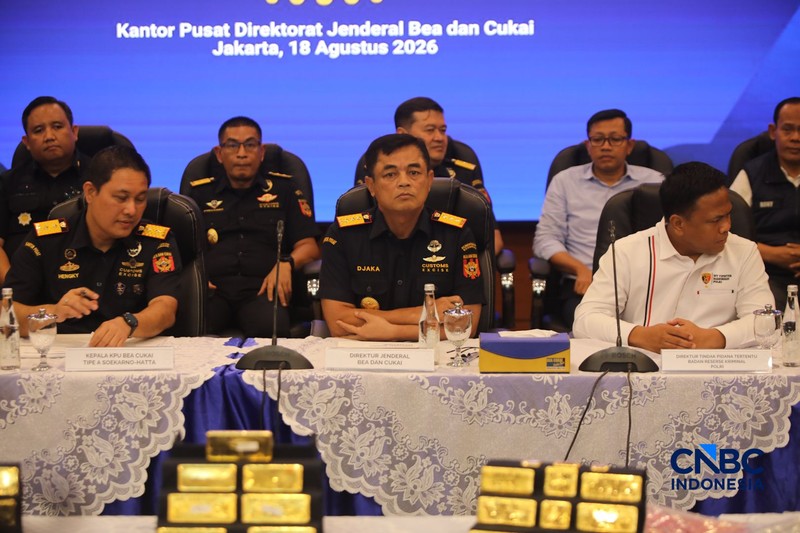 Barang bukti emas hasil penindakan ekspor di Terminal 3 Bandara Soekarno-Hatta diampilkan saat konferensi pers Penindakan Ekspor 22 Kg Emas Batangan di Kantor Pusat Bea Cukai, Jakarta, Selasa (18/8/2026). (CNBC Indonesia/Faisal Rahman)