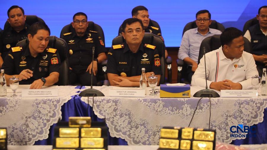 Direktur Jenderal Bea dan Cukai, Djaka Budhi Utama saat menghadiri konferensi pers Penindakan Ekspor 22 Kg Emas Batangan di Kantor Pusat Bea Cukai, Jakarta, Selasa (18/8/2026). (CNBC Indonesia/Faisal Rahman)