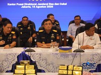 Direktur Jenderal Bea dan Cukai, Djaka Budhi Utama saat menghadiri konferensi pers Penindakan Ekspor 22 Kg Emas Batangan di Kantor Pusat Bea Cukai, Jakarta, Selasa (18/8/2026). (CNBC Indonesia/Faisal Rahman)