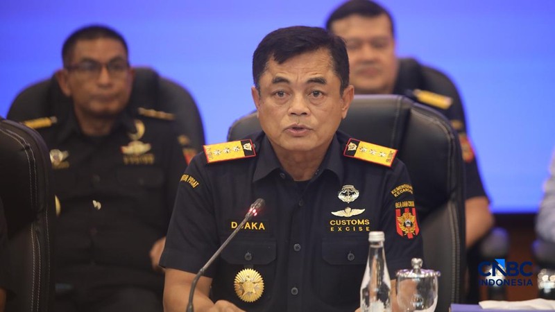 Direktur Jenderal Bea dan Cukai, Djaka Budhi Utama saat menghadiri konferensi pers Penindakan Ekspor 22 Kg Emas Batangan di Kantor Pusat Bea Cukai, Jakarta, Selasa (18/8/2026). (CNBC Indonesia/Faisal Rahman)