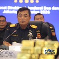 Direktur Jenderal Bea dan Cukai, Djaka Budhi Utama saat menghadiri konferensi pers Penindakan Ekspor 22 Kg Emas Batangan di Kantor Pusat Bea Cukai, Jakarta, Selasa (18/8/2026). (CNBC Indonesia/Faisal Rahman)