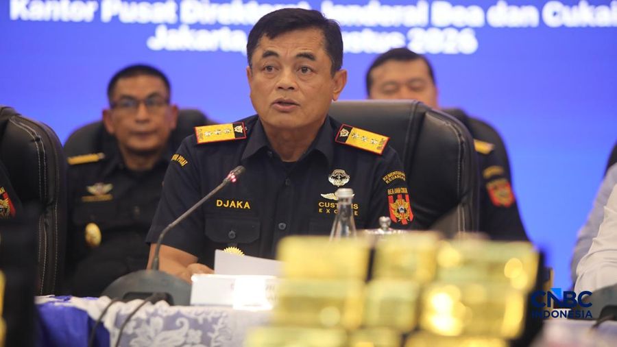 Direktur Jenderal Bea dan Cukai, Djaka Budhi Utama saat menghadiri konferensi pers Penindakan Ekspor 22 Kg Emas Batangan di Kantor Pusat Bea Cukai, Jakarta, Selasa (18/8/2026). (CNBC Indonesia/Faisal Rahman)