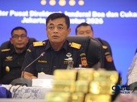 Direktur Jenderal Bea dan Cukai, Djaka Budhi Utama saat menghadiri konferensi pers Penindakan Ekspor 22 Kg Emas Batangan di Kantor Pusat Bea Cukai, Jakarta, Selasa (18/8/2026). (CNBC Indonesia/Faisal Rahman)