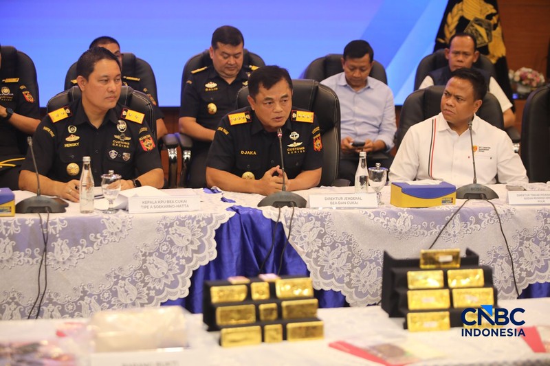 Barang bukti emas hasil penindakan ekspor di Terminal 3 Bandara Soekarno-Hatta diampilkan saat konferensi pers Penindakan Ekspor 22 Kg Emas Batangan di Kantor Pusat Bea Cukai, Jakarta, Selasa (18/8/2026). (CNBC Indonesia/Faisal Rahman)