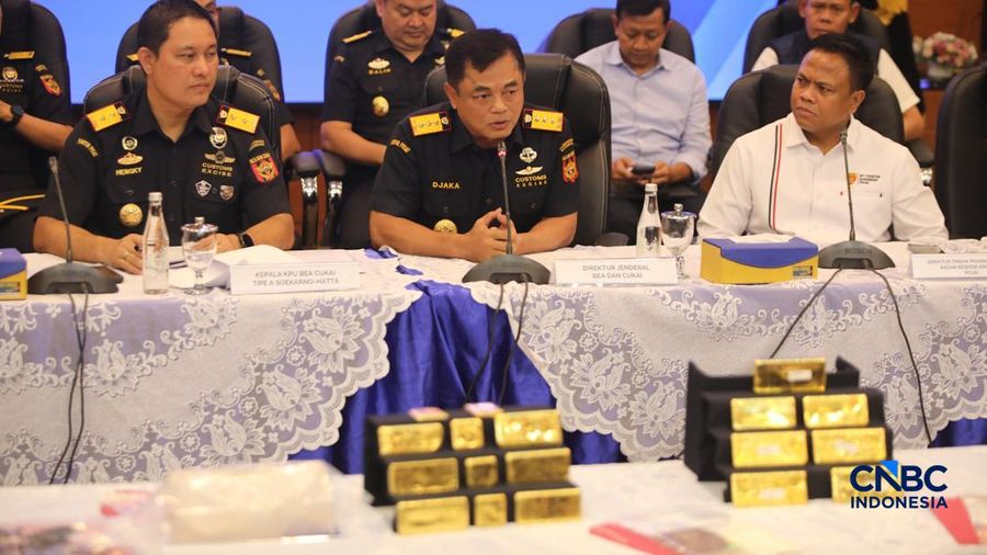 Direktur Jenderal Bea dan Cukai, Djaka Budhi Utama saat menghadiri konferensi pers Penindakan Ekspor 22 Kg Emas Batangan di Kantor Pusat Bea Cukai, Jakarta, Selasa (18/8/2026). (CNBC Indonesia/Faisal Rahman)