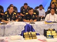 Direktur Jenderal Bea dan Cukai, Djaka Budhi Utama saat menghadiri konferensi pers Penindakan Ekspor 22 Kg Emas Batangan di Kantor Pusat Bea Cukai, Jakarta, Selasa (18/8/2026). (CNBC Indonesia/Faisal Rahman)