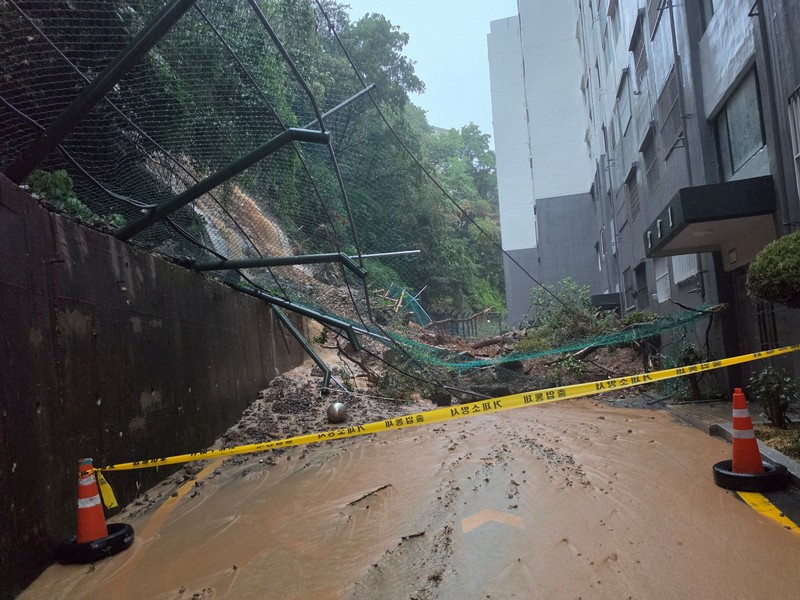Hujan ekstrem mengguyur wilayah selatan Korea Selatan dengan curah hampir 1 meter sejak Sabtu (16/8/2026). (via REUTERS/YONHAP NEWS AGENCY)