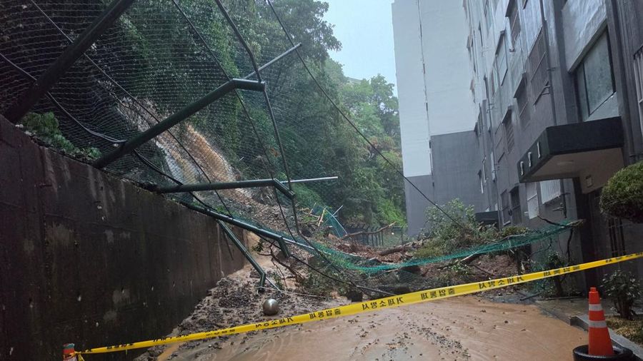 Hujan ekstrem mengguyur wilayah selatan Korea Selatan dengan curah hampir 1 meter sejak Sabtu (16/8/2026). (via REUTERS/YONHAP NEWS AGENCY)