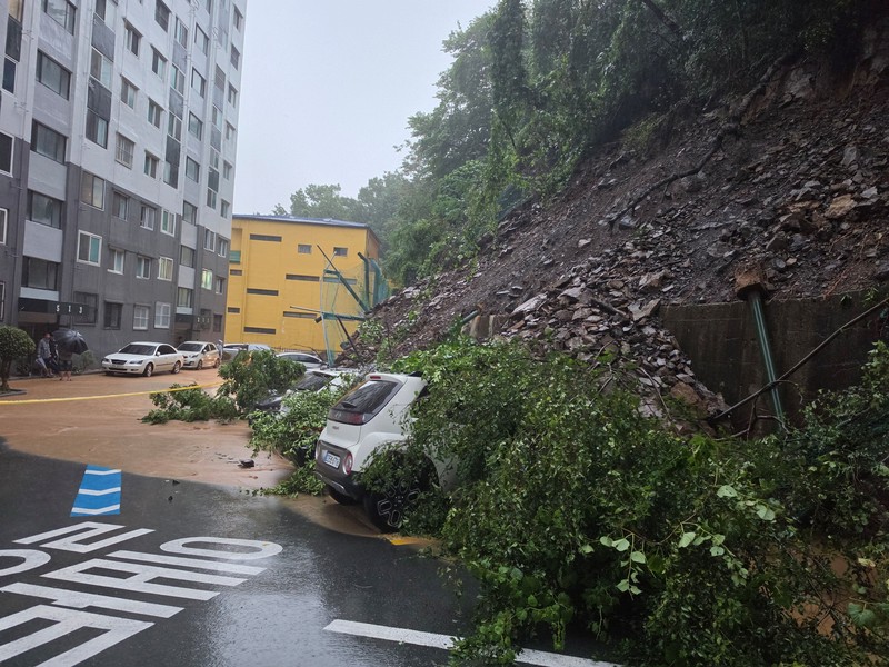 Hujan ekstrem mengguyur wilayah selatan Korea Selatan dengan curah hampir 1 meter sejak Sabtu (16/8/2026). (via REUTERS/YONHAP NEWS AGENCY)
