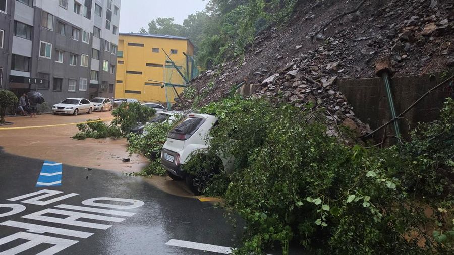 Hujan ekstrem mengguyur wilayah selatan Korea Selatan dengan curah hampir 1 meter sejak Sabtu (16/8/2026). (via REUTERS/YONHAP NEWS AGENCY)