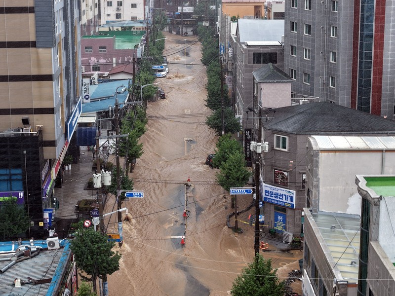 Hujan ekstrem mengguyur wilayah selatan Korea Selatan dengan curah hampir 1 meter sejak Sabtu (16/8/2026). (via REUTERS/YONHAP NEWS AGENCY)
