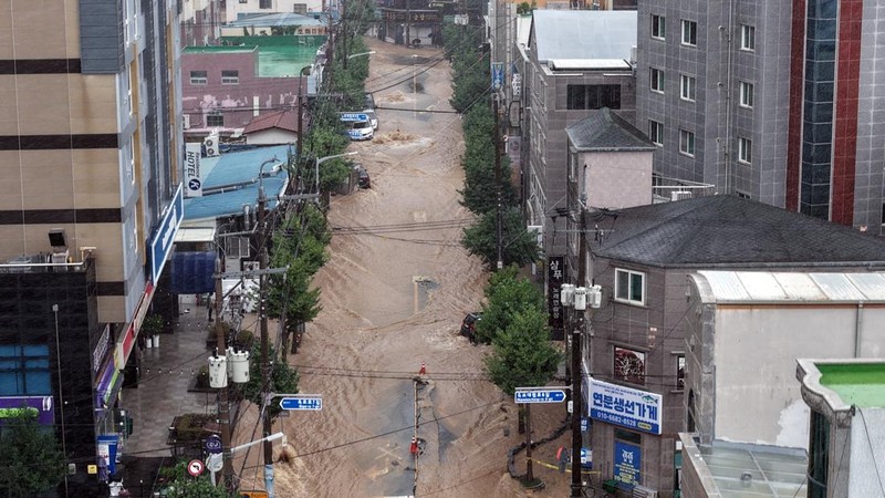 Hujan ekstrem mengguyur wilayah selatan Korea Selatan dengan curah hampir 1 meter sejak Sabtu (16/8/2026). (via REUTERS/YONHAP NEWS AGENCY)
