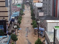 Hujan ekstrem mengguyur wilayah selatan Korea Selatan dengan curah hampir 1 meter sejak Sabtu (16/8/2026). (via REUTERS/YONHAP NEWS AGENCY)