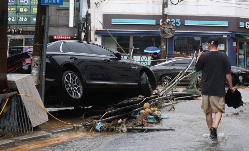 Hujan ekstrem mengguyur wilayah selatan Korea Selatan dengan curah hampir 1 meter sejak Sabtu (16/8/2026). (via REUTERS/YONHAP NEWS AGENCY)