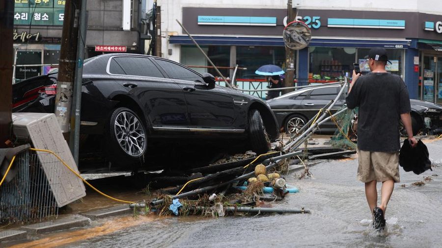 Hujan ekstrem mengguyur wilayah selatan Korea Selatan dengan curah hampir 1 meter sejak Sabtu (16/8/2026). (via REUTERS/YONHAP NEWS AGENCY)