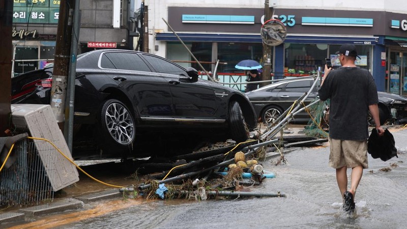 Hujan ekstrem mengguyur wilayah selatan Korea Selatan dengan curah hampir 1 meter sejak Sabtu (16/8/2026). (via REUTERS/YONHAP NEWS AGENCY)