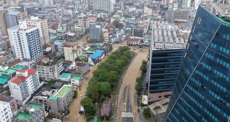 Hujan ekstrem mengguyur wilayah selatan Korea Selatan dengan curah hampir 1 meter sejak Sabtu (16/8/2026). (via REUTERS/YONHAP NEWS AGENCY)