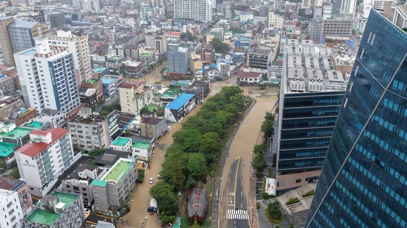 Hujan ekstrem mengguyur wilayah selatan Korea Selatan dengan curah hampir 1 meter sejak Sabtu (16/8/2026). (via REUTERS/YONHAP NEWS AGENCY)