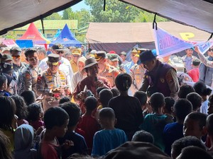 Video: Momen Titiek Soeharto Hibur Anak Korban Gempa NTT