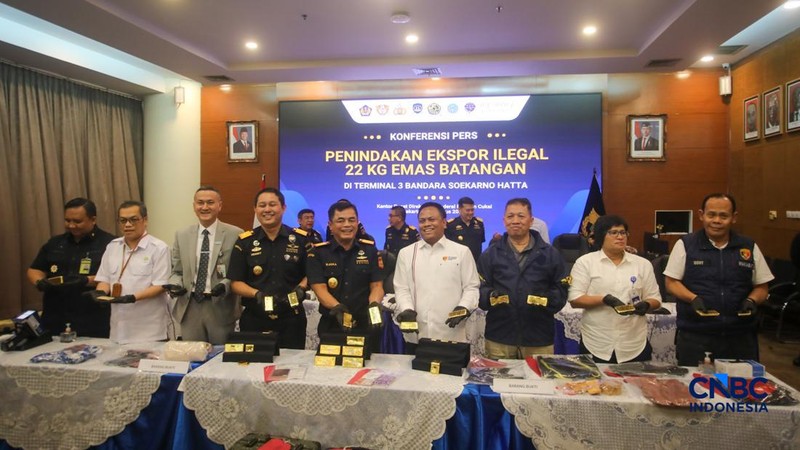 Konferensi pers Penindakan Ekspor 22 Kg Emas Batangan di Kantor Pusat Bea Cukai, Jakarta, Selasa (18/8/2026). (CNBC Indonesia/Faisal Rahman)
