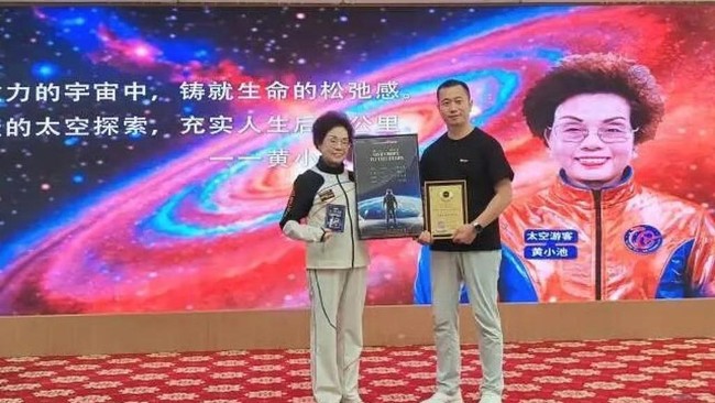 Mantan Buruh Pabrik China Rela Bayar Rp7 Miliar untuk Jadi Turis Luar Angkasa