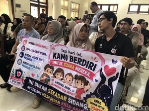 Penampakan Ortu Korban Daycare Little Aresha Bawa Spanduk Menyentuh di Sidang