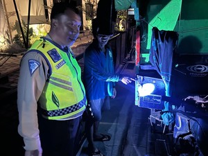 Pria Tewas Tabrak Motor Roda Tiga di Panjer Denpasar