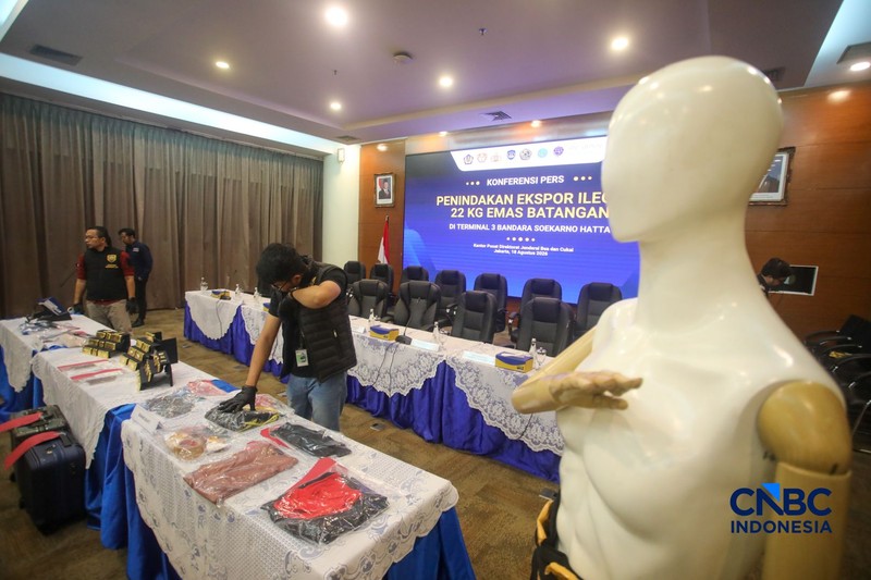 Barang bukti emas hasil penindakan ekspor di Terminal 3 Bandara Soekarno-Hatta diampilkan saat konferensi pers Penindakan Ekspor 22 Kg Emas Batangan di Kantor Pusat Bea Cukai, Jakarta, Selasa (18/8/2026). (CNBC Indonesia/Faisal Rahman)