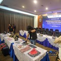 Sejumlah barang bukti diampilkan saat konferensi pers Penindakan Ekspor 22 Kg Emas Batangan di Kantor Pusat Bea Cukai, Jakarta, Selasa (18/8/2026). (CNBC Indonesia/Faisal Rahman)