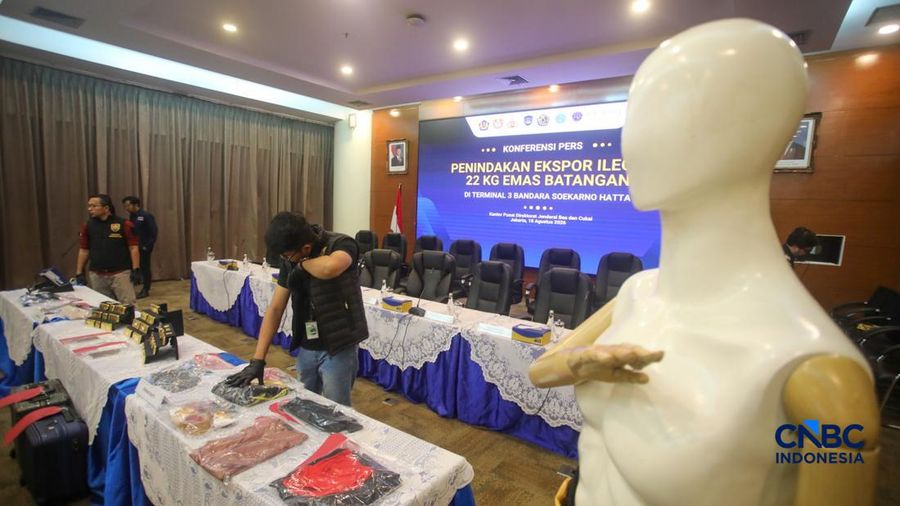Sejumlah barang bukti diampilkan saat konferensi pers Penindakan Ekspor 22 Kg Emas Batangan di Kantor Pusat Bea Cukai, Jakarta, Selasa (18/8/2026). (CNBC Indonesia/Faisal Rahman)