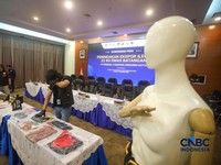 Sejumlah barang bukti diampilkan saat konferensi pers Penindakan Ekspor 22 Kg Emas Batangan di Kantor Pusat Bea Cukai, Jakarta, Selasa (18/8/2026). (CNBC Indonesia/Faisal Rahman)