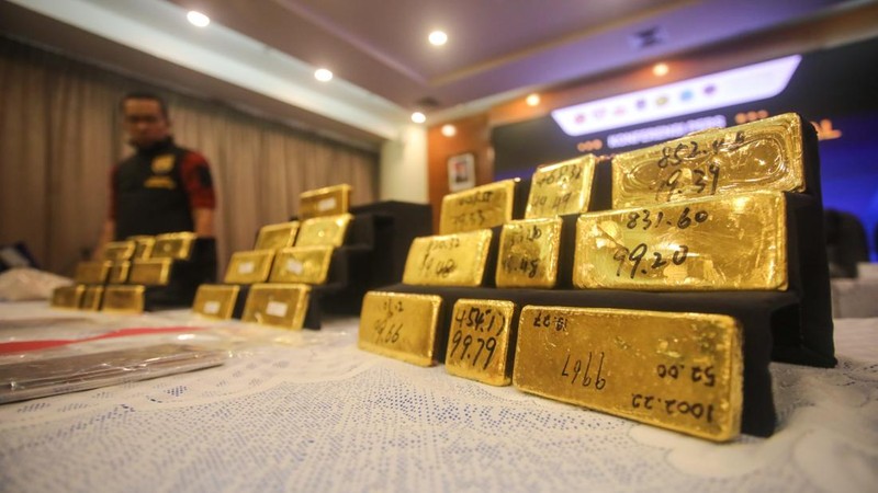Barang bukti emas hasil penindakan ekspor di Terminal 3 Bandara Soekarno-Hatta diampilkan saat konferensi pers Penindakan Ekspor 22 Kg Emas Batangan di Kantor Pusat Bea Cukai, Jakarta, Selasa (18/8/2026). (CNBC Indonesia/Faisal Rahman)
