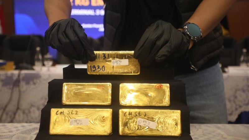 Barang bukti emas hasil penindakan ekspor di Terminal 3 Bandara Soekarno-Hatta diampilkan saat konferensi pers Penindakan Ekspor 22 Kg Emas Batangan di Kantor Pusat Bea Cukai, Jakarta, Selasa (18/8/2026). (CNBC Indonesia/Faisal Rahman)