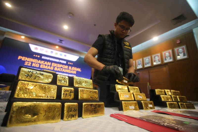 Barang bukti emas hasil penindakan ekspor di Terminal 3 Bandara Soekarno-Hatta diampilkan saat konferensi pers Penindakan Ekspor 22 Kg Emas Batangan di Kantor Pusat Bea Cukai, Jakarta, Selasa (18/8/2026). (CNBC Indonesia/Faisal Rahman)